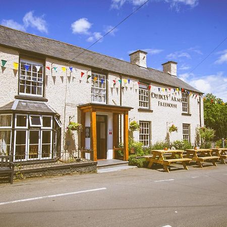 ホテルThe Dudley Arms Llandrillo エクステリア 写真