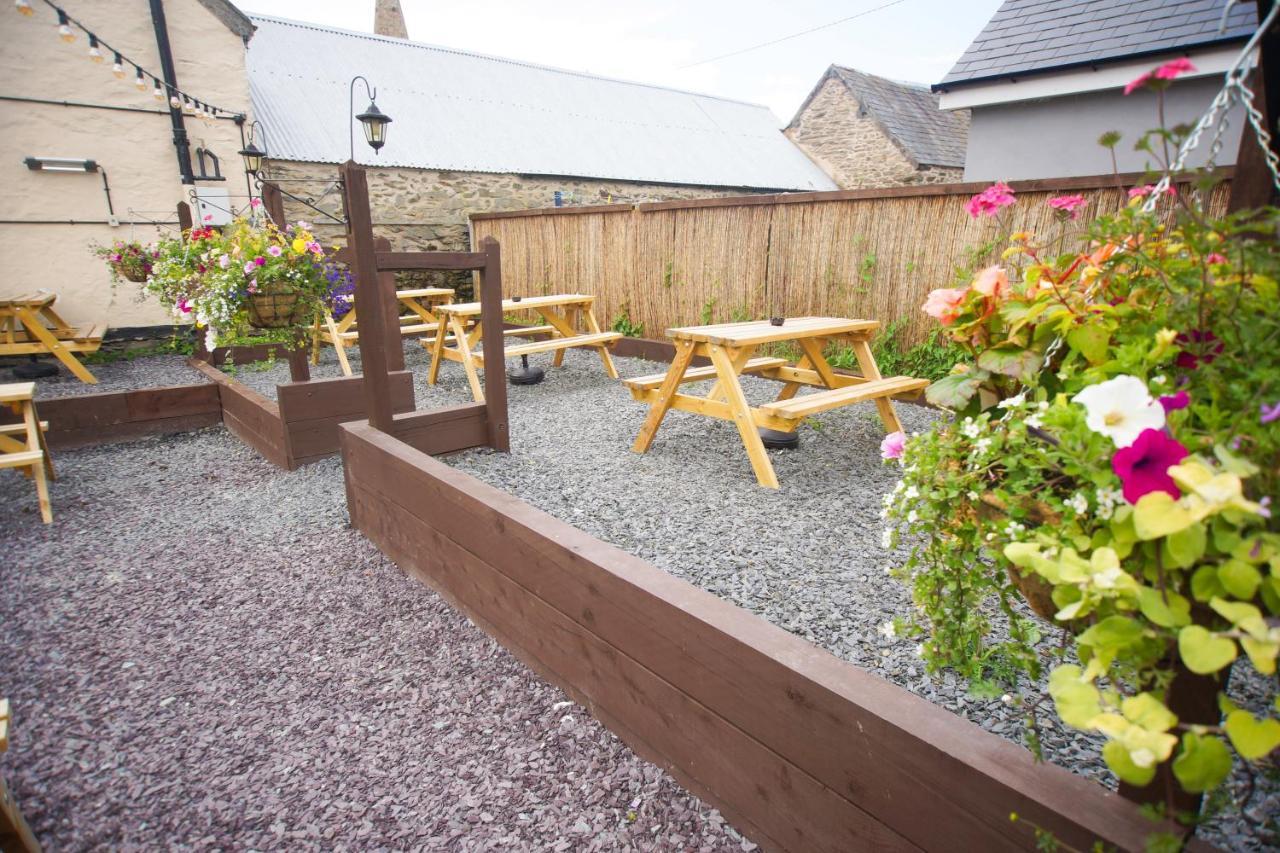 ホテルThe Dudley Arms Llandrillo エクステリア 写真