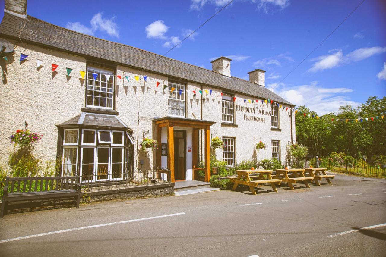 ホテルThe Dudley Arms Llandrillo エクステリア 写真