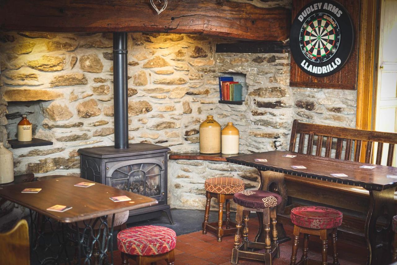 ホテルThe Dudley Arms Llandrillo エクステリア 写真